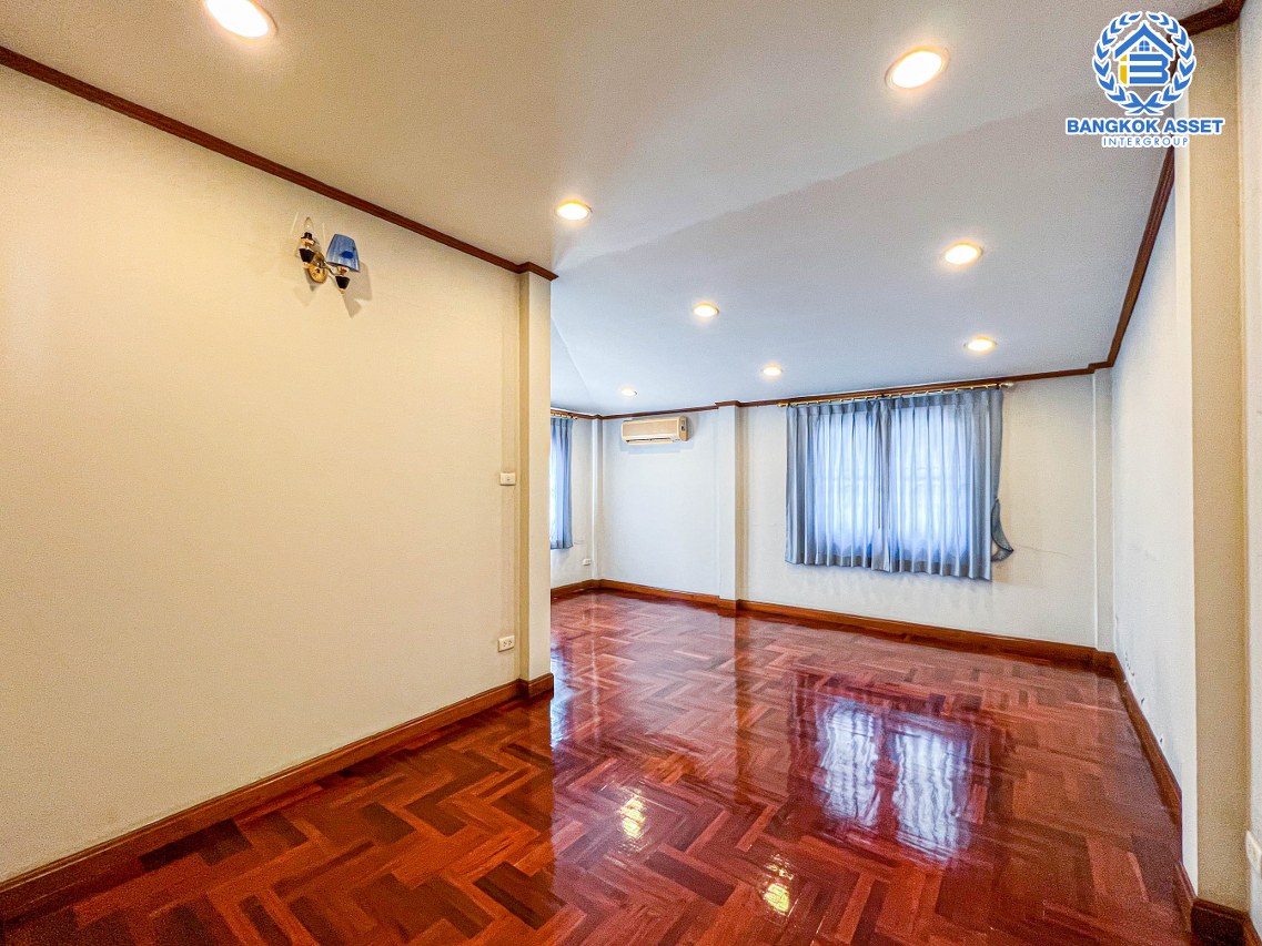 *****บ้านเดี่ยวมือสองนนทบุรี โครงการ เพอร์เฟคเพลส ไทรม้า เนื้อที่กว้างขวางถึง 60 ตร.ว. ฟังก์ชัน 3 ห้องนอน 4 ห้องน้ำ ที่จอดรถ 2 คัน ต่อเติมภายในสวย มีห้องน้ำในตัวทุกห้องนอน บนทำเลแห่งการเดินทาง ใกล้รถไฟฟ้าสายสีม่วง "สถานีบางรักน้อยท่าอิฐ" และทางด่วน "งามวงศ์วาน" จองเลย!