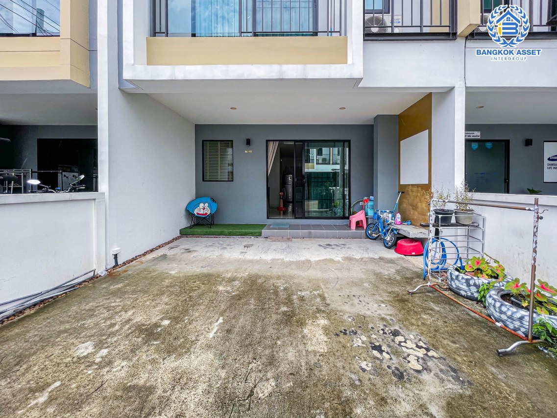 *****ทาวน์เฮ้าส์มือสอง โครงการ ธนาคลัสเตอร์ สถานีเซ็นทรัล-บางใหญ่ เนื้อที่ 22 ตร.ว. ฟังก์ชัน 3 ห้องนอน 3 ห้องน้ำ 2 ที่จอดรถ บ้านสวย มาพร้อมส่วนกลางโครงการครบครัน ใกล้ห้างสรรพสินค้าเซ็นทรัลเวสต์เกต ทำเลเดินทางง่าย เชื่อมต่อรถไฟฟ้าสายสีม่วง "สถานีคลองบางไผ่" และจุดขึ้นทางด่วน "กาญจนาภิเษก"