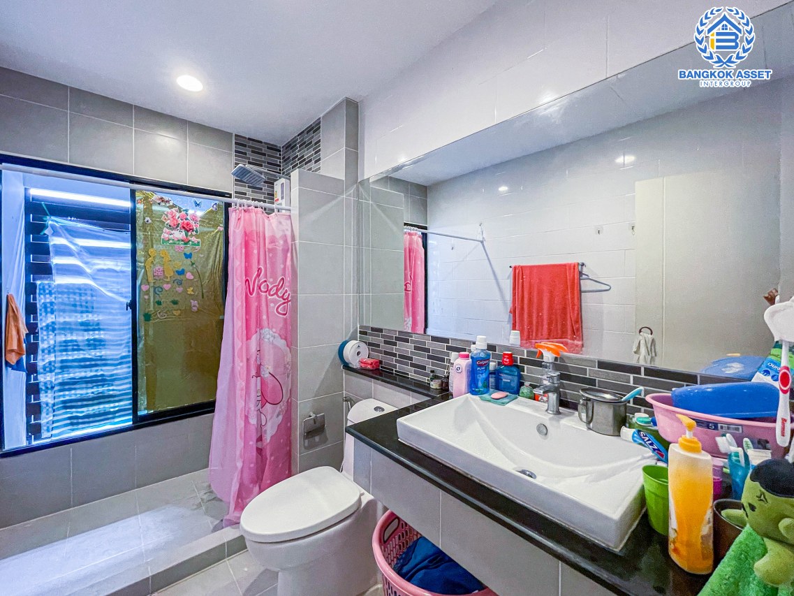 *****ทาวน์เฮ้าส์มือสอง โครงการ ธนาคลัสเตอร์ สถานีเซ็นทรัล-บางใหญ่ เนื้อที่ 22 ตร.ว. ฟังก์ชัน 3 ห้องนอน 3 ห้องน้ำ 2 ที่จอดรถ บ้านสวย มาพร้อมส่วนกลางโครงการครบครัน ใกล้ห้างสรรพสินค้าเซ็นทรัลเวสต์เกต ทำเลเดินทางง่าย เชื่อมต่อรถไฟฟ้าสายสีม่วง "สถานีคลองบางไผ่" และจุดขึ้นทางด่วน "กาญจนาภิเษก"