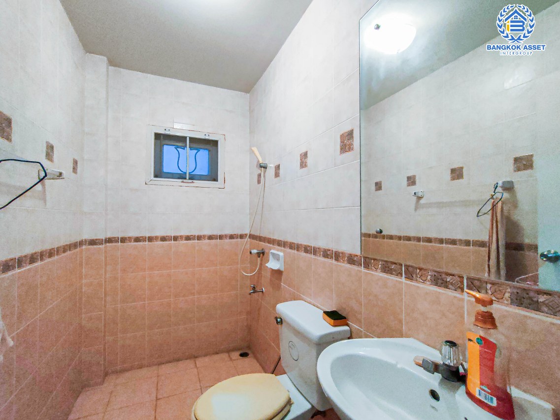 *****บ้านเดี่ยวมือสอง เมืองนนทบบุรี โครงการ เพอร์เฟคเพลส รัตนาธิเบศร์-ไทรม้า เนื้อที่กว้างเกือบ 60 ตร.ว. ฟังก์ชัน 3 ห้องนอน 3 ห้องน้ำ 2 ที่จอดรถ หน้าบ้านไม่ชนใคร มีความเป็นส่วนตัว แถมฟรี! เครื่องปรับอากาศ 2 เครื่อง พร้อมส่วนกลางครบครัน ทำเลดีเชื่อมสู่หลายเส้นทาง ใกล้รถไฟฟ้าสายสีม่วง "สถานีบางรักน้อยท่าอิฐ" และทางด่วน "ศรีรัช"