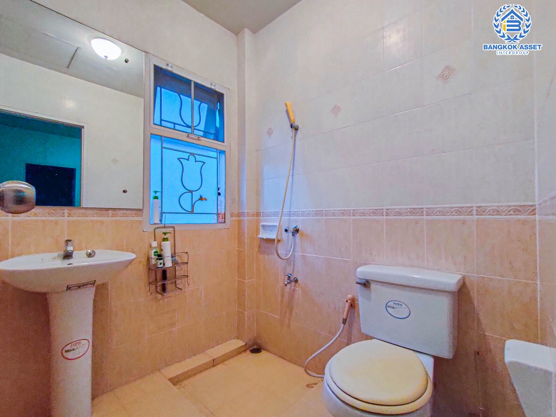 *****บ้านเดี่ยวมือสอง เมืองนนทบบุรี โครงการ เพอร์เฟคเพลส รัตนาธิเบศร์-ไทรม้า เนื้อที่กว้างเกือบ 60 ตร.ว. ฟังก์ชัน 3 ห้องนอน 3 ห้องน้ำ 2 ที่จอดรถ หน้าบ้านไม่ชนใคร มีความเป็นส่วนตัว แถมฟรี! เครื่องปรับอากาศ 2 เครื่อง พร้อมส่วนกลางครบครัน ทำเลดีเชื่อมสู่หลายเส้นทาง ใกล้รถไฟฟ้าสายสีม่วง "สถานีบางรักน้อยท่าอิฐ" และทางด่วน "ศรีรัช"