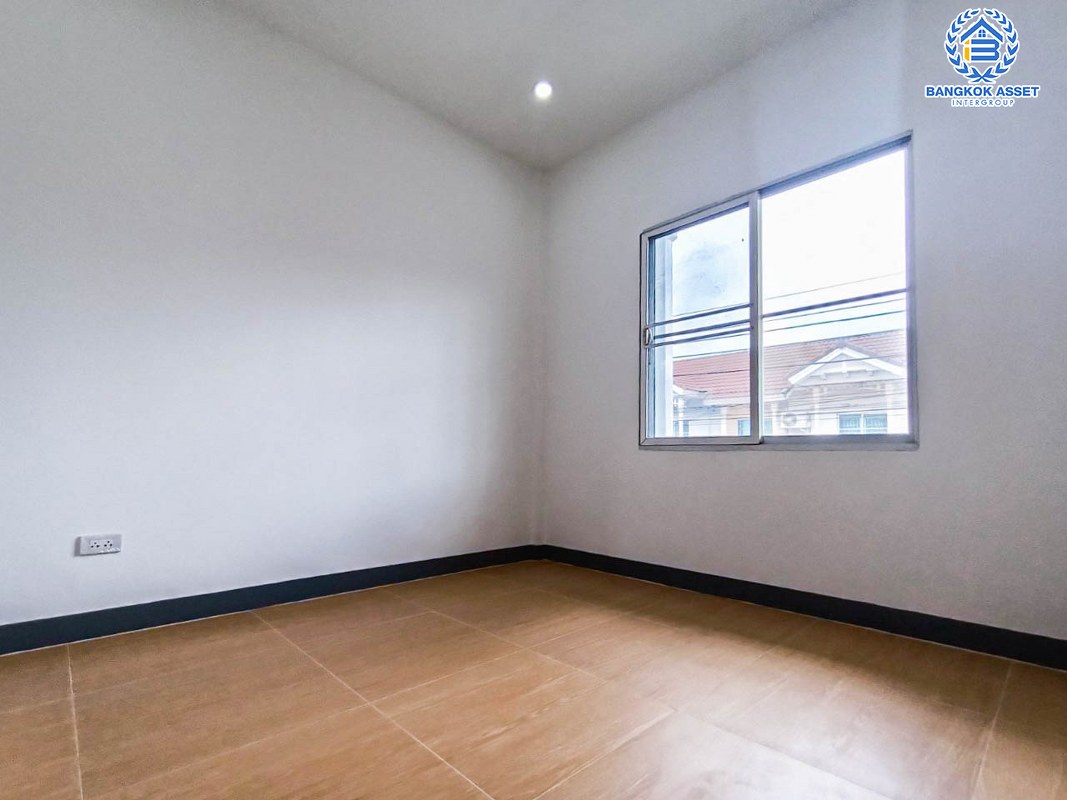 *****ทาวน์เฮ้าส์มือสองนนทบุรี โครงการเดอะวิลล่า รัตนาธิเบศร์ เนื้อที่ 23.9 ตร.ว บ้านหลังมุม สภาพดี พร้อมขาย กับฟังก์ชัน 3 ห้องนอน 2 ห้องน้ำ 1 ที่จอดรถ แถมฟรีสุดคุ้ม! 2 เครื่องปรับอากาศ บนทำเลเยี่ยม เชื่อมต่อถนนราชพฤกษ์, ท่าอิฐ-ไทรม้า ใกล้แม่น้ำเจ้าพระยาและโครงการรถไฟฟ้าสีม่วง "สถานีบางรักน้อยท่าอิฐ"