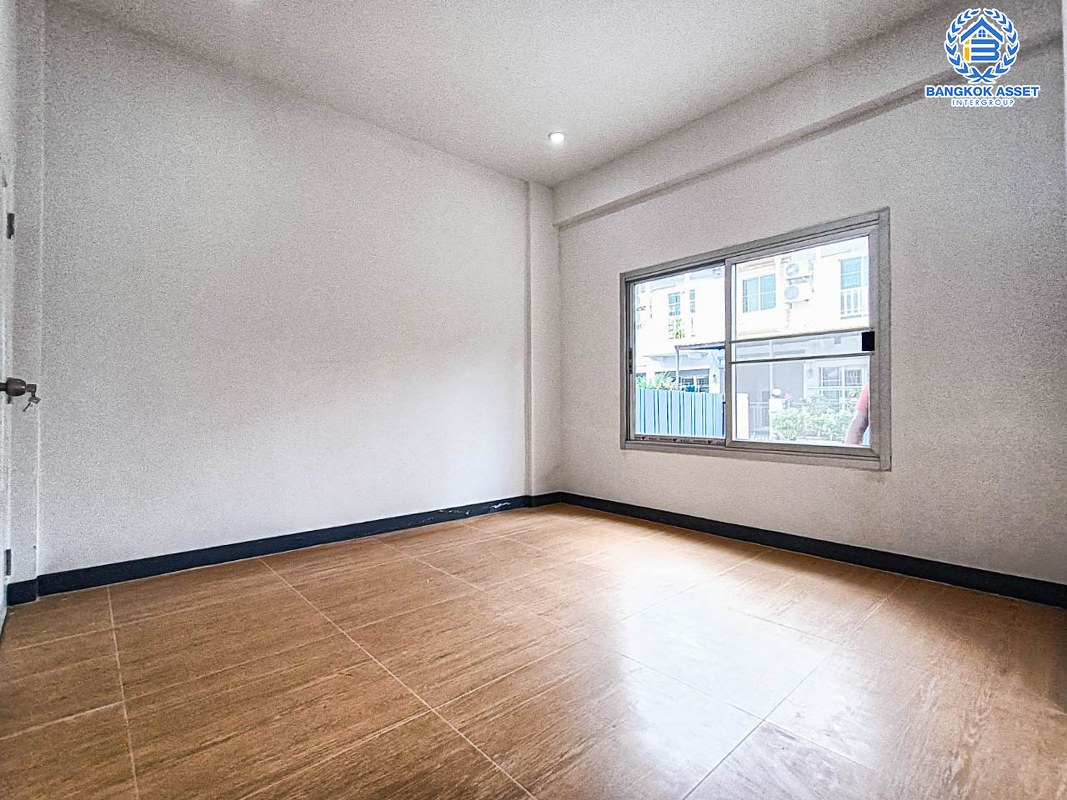 *****ทาวน์เฮ้าส์มือสองนนทบุรี โครงการเดอะวิลล่า รัตนาธิเบศร์ เนื้อที่ 23.9 ตร.ว บ้านหลังมุม สภาพดี พร้อมขาย กับฟังก์ชัน 3 ห้องนอน 2 ห้องน้ำ 1 ที่จอดรถ แถมฟรีสุดคุ้ม! 2 เครื่องปรับอากาศ บนทำเลเยี่ยม เชื่อมต่อถนนราชพฤกษ์, ท่าอิฐ-ไทรม้า ใกล้แม่น้ำเจ้าพระยาและโครงการรถไฟฟ้าสีม่วง "สถานีบางรักน้อยท่าอิฐ"