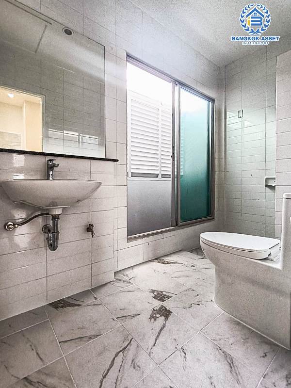 *****ทาวน์เฮ้าส์มือสองนนทบุรี โครงการเดอะวิลล่า รัตนาธิเบศร์ เนื้อที่ 23.9 ตร.ว บ้านหลังมุม สภาพดี พร้อมขาย กับฟังก์ชัน 3 ห้องนอน 2 ห้องน้ำ 1 ที่จอดรถ แถมฟรีสุดคุ้ม! 2 เครื่องปรับอากาศ บนทำเลเยี่ยม เชื่อมต่อถนนราชพฤกษ์, ท่าอิฐ-ไทรม้า ใกล้แม่น้ำเจ้าพระยาและโครงการรถไฟฟ้าสีม่วง "สถานีบางรักน้อยท่าอิฐ"