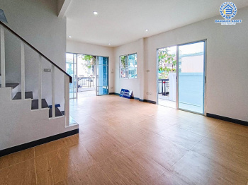 *****ทาวน์เฮ้าส์มือสองนนทบุรี โครงการเดอะวิลล่า รัตนาธิเบศร์ เนื้อที่ 23.9 ตร.ว บ้านหลังมุม สภาพดี พร้อมขาย กับฟังก์ชัน 3 ห้องนอน 2 ห้องน้ำ 1 ที่จอดรถ แถมฟรีสุดคุ้ม! 2 เครื่องปรับอากาศ บนทำเลเยี่ยม เชื่อมต่อถนนราชพฤกษ์, ท่าอิฐ-ไทรม้า ใกล้แม่น้ำเจ้าพระยาและโครงการรถไฟฟ้าสีม่วง "สถานีบางรักน้อยท่าอิฐ"