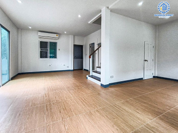 *****ทาวน์เฮ้าส์มือสองนนทบุรี โครงการเดอะวิลล่า รัตนาธิเบศร์ เนื้อที่ 23.9 ตร.ว บ้านหลังมุม สภาพดี พร้อมขาย กับฟังก์ชัน 3 ห้องนอน 2 ห้องน้ำ 1 ที่จอดรถ แถมฟรีสุดคุ้ม! 2 เครื่องปรับอากาศ บนทำเลเยี่ยม เชื่อมต่อถนนราชพฤกษ์, ท่าอิฐ-ไทรม้า ใกล้แม่น้ำเจ้าพระยาและโครงการรถไฟฟ้าสีม่วง "สถานีบางรักน้อยท่าอิฐ"