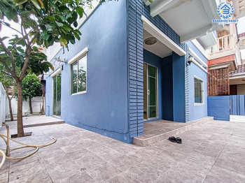 *****ทาวน์เฮ้าส์มือสองนนทบุรี โครงการเดอะวิลล่า รัตนาธิเบศร์ เนื้อที่ 23.9 ตร.ว บ้านหลังมุม สภาพดี พร้อมขาย กับฟังก์ชัน 3 ห้องนอน 2 ห้องน้ำ 1 ที่จอดรถ แถมฟรีสุดคุ้ม! 2 เครื่องปรับอากาศ บนทำเลเยี่ยม เชื่อมต่อถนนราชพฤกษ์, ท่าอิฐ-ไทรม้า ใกล้แม่น้ำเจ้าพระยาและโครงการรถไฟฟ้าสีม่วง "สถานีบางรักน้อยท่าอิฐ"