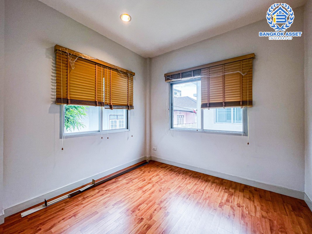 *****ทาวน์เฮ้าส์มือสองนนทบุรี โครงการ วิสต้า 180 รัชวิภา หลังมุม เนื้อที่ 40.2 ตร.ว ตกแต่งสวยงาม พร้อมเข้าอยู่ ฟังก์ชัน 3 ห้องนอน 3 ห้องน้ำ 2 ที่จอดรถ ของแถมเพียบ! จัดสวนด้านข้างร่มรื่น ทำเลเยี่ยม เข้า-ออกได้หลายทางทั้งถนนนครอินทร์, ถนนพิบูลสงคราม, ถนนกรุงเทพ-นนทบุรี ใกล้ทางด่วน "แยกประชานุกูล"