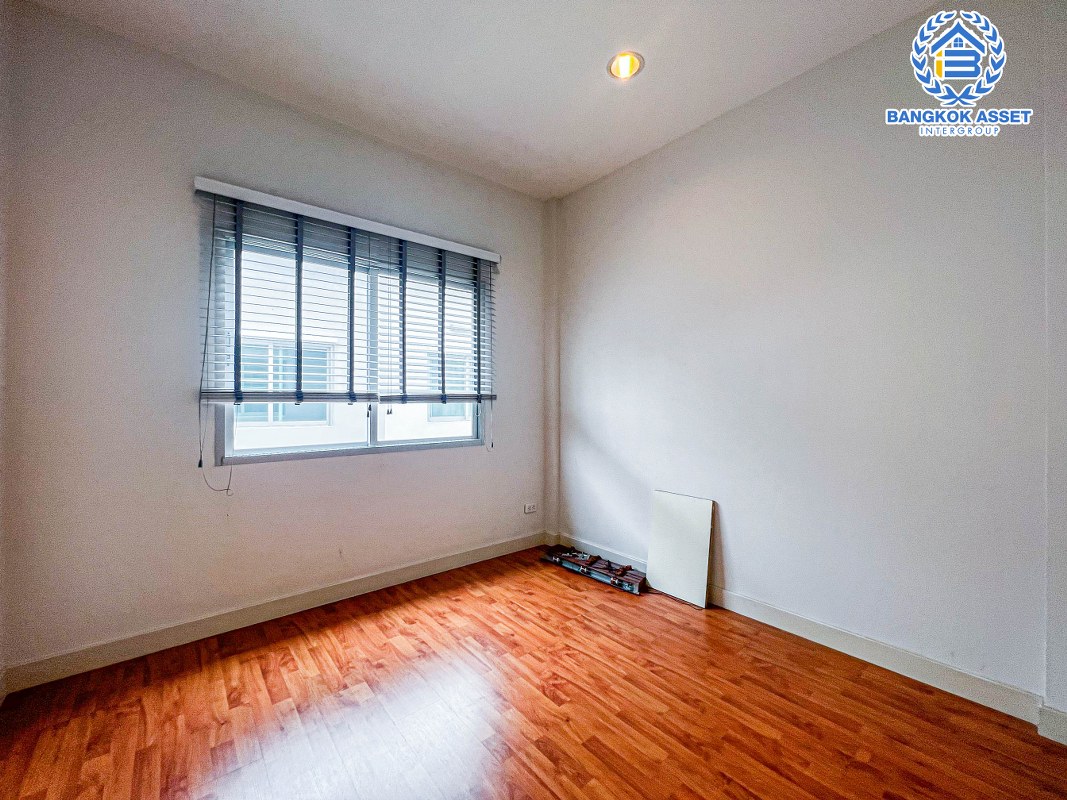 *****ทาวน์เฮ้าส์มือสองนนทบุรี โครงการ วิสต้า 180 รัชวิภา หลังมุม เนื้อที่ 40.2 ตร.ว ตกแต่งสวยงาม พร้อมเข้าอยู่ ฟังก์ชัน 3 ห้องนอน 3 ห้องน้ำ 2 ที่จอดรถ ของแถมเพียบ! จัดสวนด้านข้างร่มรื่น ทำเลเยี่ยม เข้า-ออกได้หลายทางทั้งถนนนครอินทร์, ถนนพิบูลสงคราม, ถนนกรุงเทพ-นนทบุรี ใกล้ทางด่วน "แยกประชานุกูล"