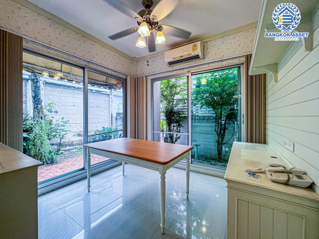 *****ทาวน์เฮ้าส์มือสองนนทบุรี โครงการ วิสต้า 180 รัชวิภา หลังมุม เนื้อที่ 40.2 ตร.ว ตกแต่งสวยงาม พร้อมเข้าอยู่ ฟังก์ชัน 3 ห้องนอน 3 ห้องน้ำ 2 ที่จอดรถ ของแถมเพียบ! จัดสวนด้านข้างร่มรื่น ทำเลเยี่ยม เข้า-ออกได้หลายทางทั้งถนนนครอินทร์, ถนนพิบูลสงคราม, ถนนกรุงเทพ-นนทบุรี ใกล้ทางด่วน "แยกประชานุกูล"