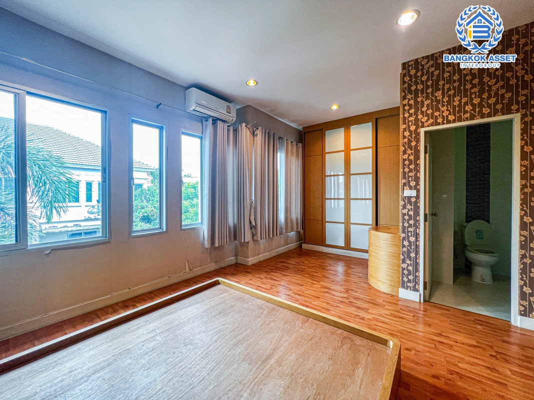 *****ทาวน์เฮ้าส์มือสองนนทบุรี โครงการ วิสต้า 180 รัชวิภา หลังมุม เนื้อที่ 40.2 ตร.ว ตกแต่งสวยงาม พร้อมเข้าอยู่ ฟังก์ชัน 3 ห้องนอน 3 ห้องน้ำ 2 ที่จอดรถ ของแถมเพียบ! จัดสวนด้านข้างร่มรื่น ทำเลเยี่ยม เข้า-ออกได้หลายทางทั้งถนนนครอินทร์, ถนนพิบูลสงคราม, ถนนกรุงเทพ-นนทบุรี ใกล้ทางด่วน "แยกประชานุกูล"