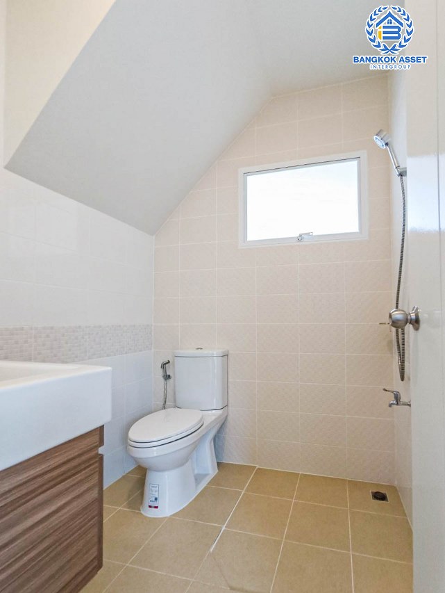 บ้านแฝดมือสอง นนทบุรี โครงการ เพอร์เฟคพาร์ค แจ้งวัฒนะ หลังมุม! เนื้อที่กว้าง 39.10 ตร.ว สภาพสวย เจ้าของเดิมไม่เคยเข้าอยู่ กับฟังก์ชัน 3 ห้องนอน 2 ห้องน้ำ 2 ที่จอดรถ ตั้งบนทำเลแห่งการเดินทาง เชื่อมต่อถนนชัยพฤกษ์, ถนนราชพฤกษ์, ถนนสะพานนนทบุรี-บางบัวทอง และจุดขึ้นทางด่วน "แจ้งวัฒนะ" จองเลย!