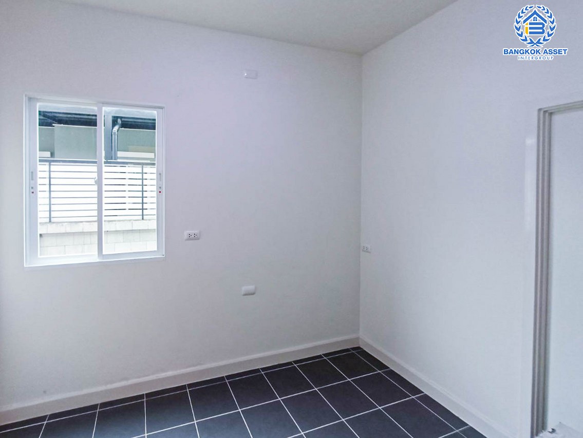 บ้านแฝดมือสอง นนทบุรี โครงการ เพอร์เฟคพาร์ค แจ้งวัฒนะ หลังมุม! เนื้อที่กว้าง 39.10 ตร.ว สภาพสวย เจ้าของเดิมไม่เคยเข้าอยู่ กับฟังก์ชัน 3 ห้องนอน 2 ห้องน้ำ 2 ที่จอดรถ ตั้งบนทำเลแห่งการเดินทาง เชื่อมต่อถนนชัยพฤกษ์, ถนนราชพฤกษ์, ถนนสะพานนนทบุรี-บางบัวทอง และจุดขึ้นทางด่วน "แจ้งวัฒนะ" จองเลย!