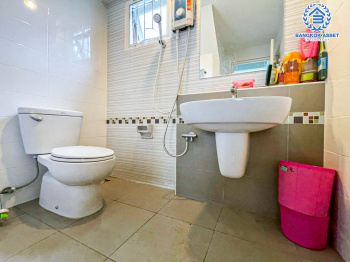 *****บ้านเดี่ยวมือสอง นนทบุรี หมู่บ้าน ชัยพฤกษ์ ปิ่นเกล้า-กาญจนาฯ เนื้อที่กว้างขวางกว่า 62.50  ตร.ว. ฟังก์ชัน 3 ห้องนอน 3 ห้องน้ำ จอดรถได้ 2 คัน บ้านสวย สภาพดี คุณภาพจากแบรนด์ LH ตั้งบนทำเลเดินทางสะดวก เชื่อมต่อถนนหลากหลายเส้นทาง ใกล้เซ็นทรัลเวสต์เกต ทางด่วน "กาญจนาภิเษก"  จองเลย!