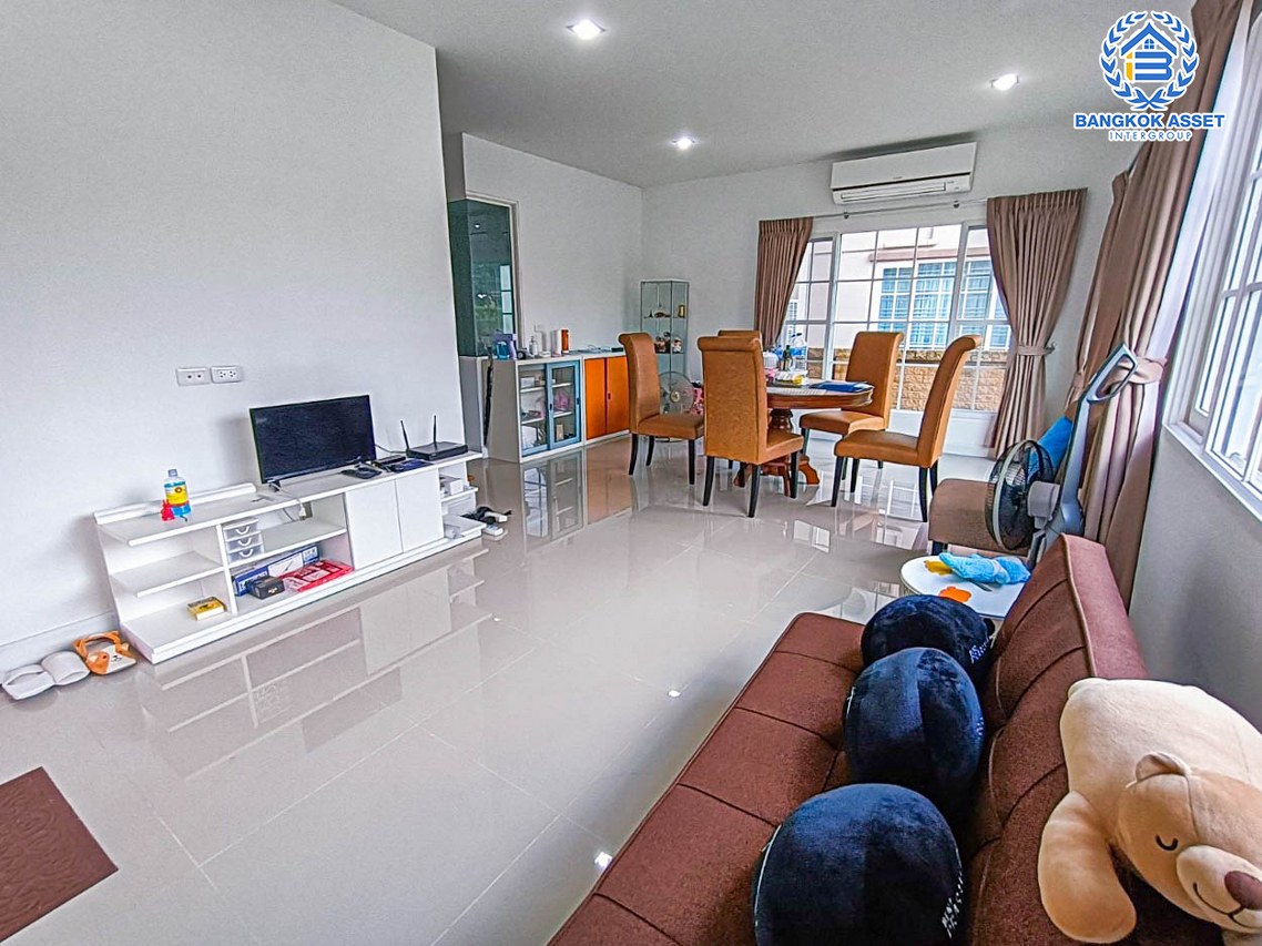 *****บ้านแฝดมือสอง โซนกรุงเทพฯ โครงการ โกลเด้นนีโอ บางแค หลังมุม! เนื้อที่กว้างกว่า 44 ตร.ว. ฟังก์ชัน 4 ห้องนอน 3 ห้องน้ำ จอดรถได้ 2 คัน  ฟรี! แอร์ 5 เครื่ีอง! ตั้งบนทำเลเดินทางสะดวก ติดถนนกาญจนาภิเษก เชื่อมต่อหลายเส้นทาง ใกล้รถไฟฟ้าสายสีน้ำเงิน "สถานีหลักสอง" และจุดขึ้นทางด่วน "กาญจนาภิเษก"