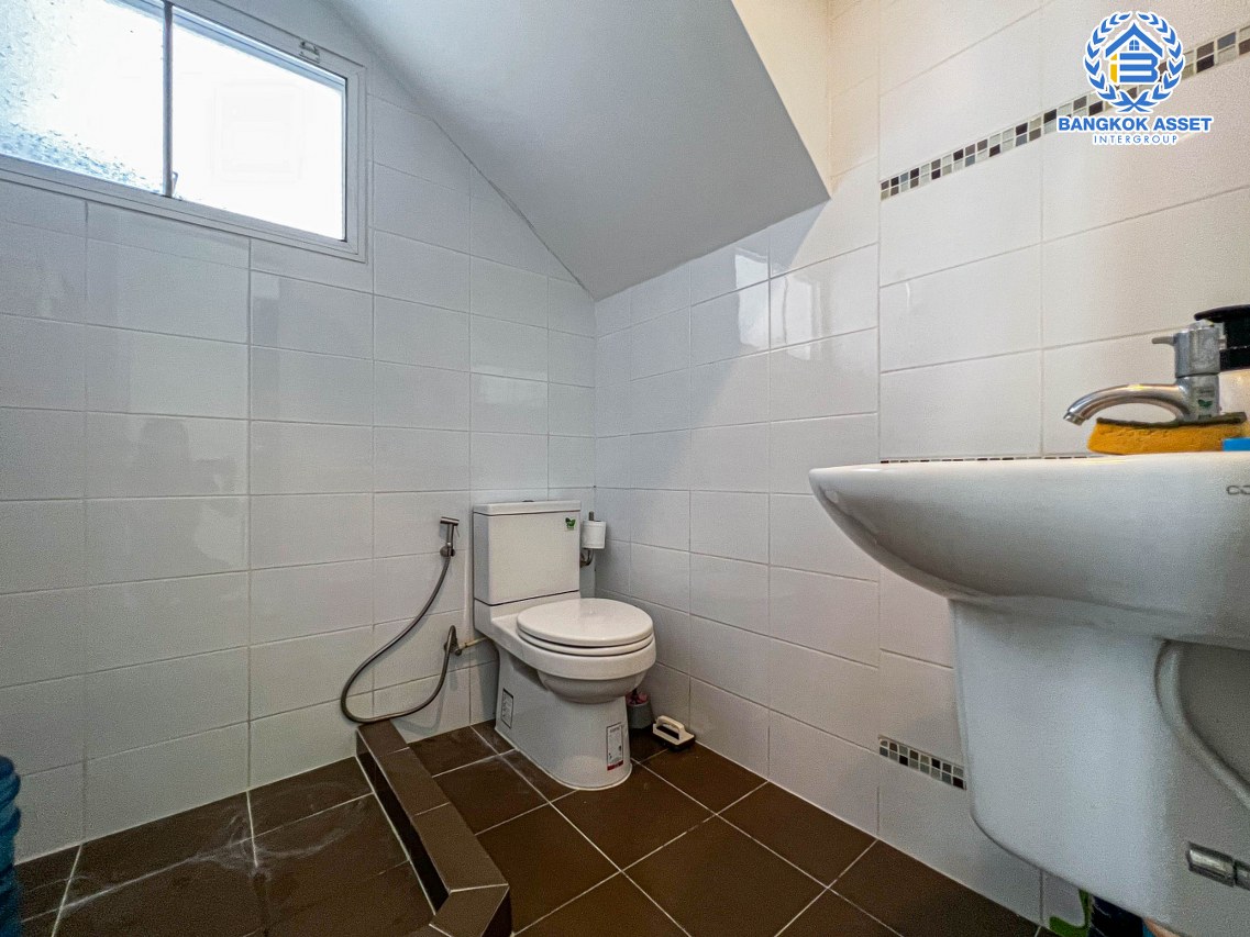 บ้านแฝดมือสองนนทบุรี โครงการ เพอร์เฟคพาร์ค พระราม5-บางใหญ่ #หลังมุม เนื้อที่กว้างเกือบ 37 ตร.ว. ฟังก์ชัน 3 ห้องนอน 2 ห้องน้ำ 1 ที่จอดรถ บ้านสภาพใหม่ 80-90% บนทำเลแห่งความสะดวกสบาย ใกล้รถไฟฟ้าสายสีม่วง "สถานีตลาดบางใหญ่" และจุดขึ้นทางด่วน "ศรีรัช" จองเลย!