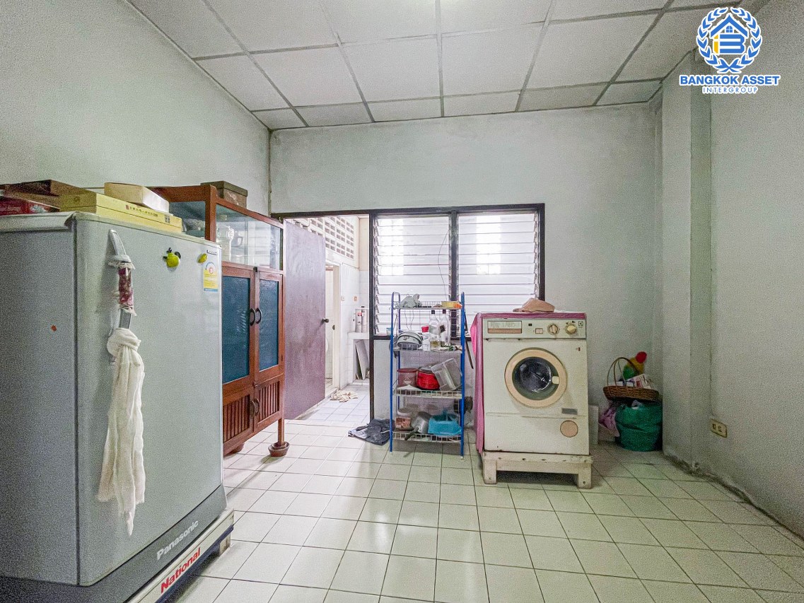 ทาวน์โฮมมือสองกรุงเทพมหานคร โครงการ พิบูลย์ บางซื่อ เนื้อที่เยอะถึง 20 ตร.ว. ฟังก์ชัน 4 ห้องนอน 3 ห้องน้ำ 1 ที่จอดรถ บ้านสวยพร้อมเข้าอยู่ บนทำเลติดถนนพิบูลย์สงคราม เดินทางสะดวก ใกล้รถไฟฟ้าสายสีม่วง "สถานีแยกติวานนท์" และทางด่วน "ศรีรัช"