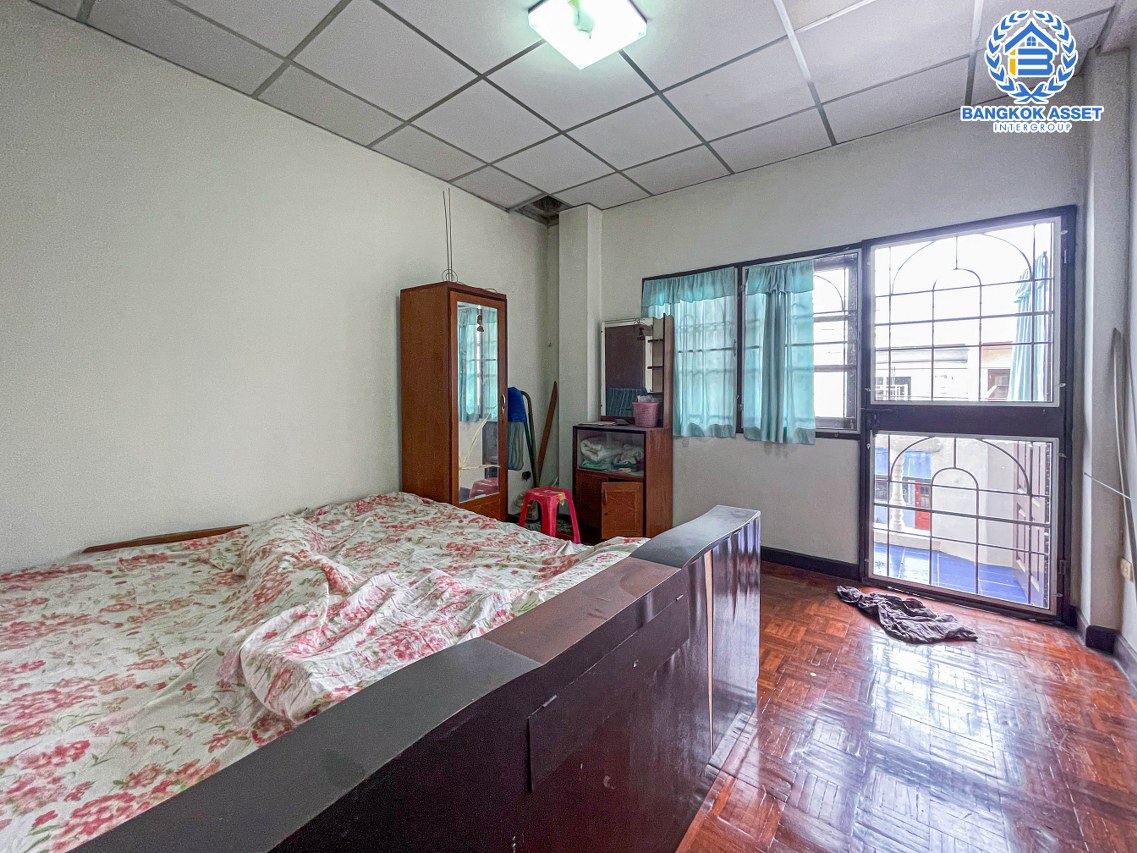 ทาวน์โฮมมือสองกรุงเทพมหานคร โครงการ พิบูลย์ บางซื่อ เนื้อที่เยอะถึง 20 ตร.ว. ฟังก์ชัน 4 ห้องนอน 3 ห้องน้ำ 1 ที่จอดรถ บ้านสวยพร้อมเข้าอยู่ บนทำเลติดถนนพิบูลย์สงคราม เดินทางสะดวก ใกล้รถไฟฟ้าสายสีม่วง "สถานีแยกติวานนท์" และทางด่วน "ศรีรัช"