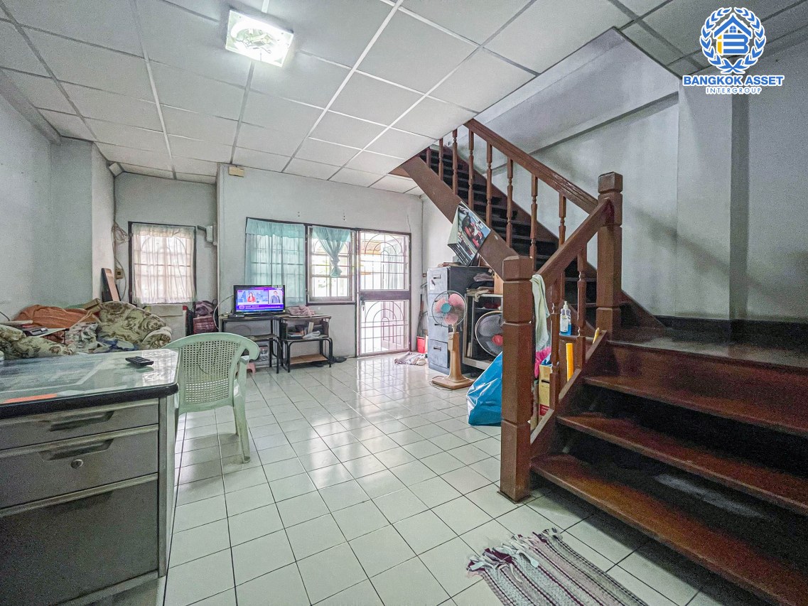 ทาวน์โฮมมือสองกรุงเทพมหานคร โครงการ พิบูลย์ บางซื่อ เนื้อที่เยอะถึง 20 ตร.ว. ฟังก์ชัน 4 ห้องนอน 3 ห้องน้ำ 1 ที่จอดรถ บ้านสวยพร้อมเข้าอยู่ บนทำเลติดถนนพิบูลย์สงคราม เดินทางสะดวก ใกล้รถไฟฟ้าสายสีม่วง "สถานีแยกติวานนท์" และทางด่วน "ศรีรัช"