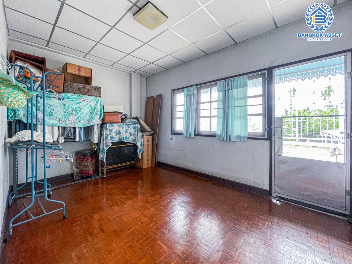 ทาวน์โฮมมือสองกรุงเทพมหานคร โครงการ พิบูลย์ บางซื่อ เนื้อที่เยอะถึง 20 ตร.ว. ฟังก์ชัน 4 ห้องนอน 3 ห้องน้ำ 1 ที่จอดรถ บ้านสวยพร้อมเข้าอยู่ บนทำเลติดถนนพิบูลย์สงคราม เดินทางสะดวก ใกล้รถไฟฟ้าสายสีม่วง "สถานีแยกติวานนท์" และทางด่วน "ศรีรัช"