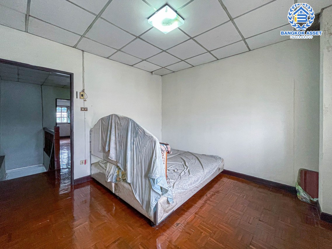 ทาวน์โฮมมือสองกรุงเทพมหานคร โครงการ พิบูลย์ บางซื่อ เนื้อที่เยอะถึง 20 ตร.ว. ฟังก์ชัน 4 ห้องนอน 3 ห้องน้ำ 1 ที่จอดรถ บ้านสวยพร้อมเข้าอยู่ บนทำเลติดถนนพิบูลย์สงคราม เดินทางสะดวก ใกล้รถไฟฟ้าสายสีม่วง "สถานีแยกติวานนท์" และทางด่วน "ศรีรัช"