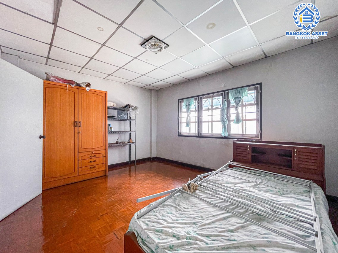 ทาวน์โฮมมือสองกรุงเทพมหานคร โครงการ พิบูลย์ บางซื่อ เนื้อที่เยอะถึง 20 ตร.ว. ฟังก์ชัน 4 ห้องนอน 3 ห้องน้ำ 1 ที่จอดรถ บ้านสวยพร้อมเข้าอยู่ บนทำเลติดถนนพิบูลย์สงคราม เดินทางสะดวก ใกล้รถไฟฟ้าสายสีม่วง "สถานีแยกติวานนท์" และทางด่วน "ศรีรัช"