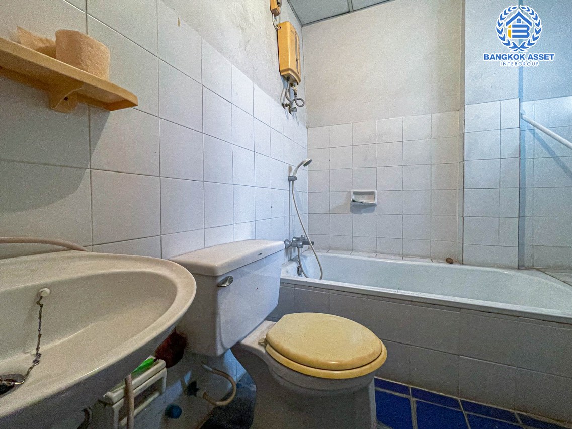 ทาวน์โฮมมือสองกรุงเทพมหานคร โครงการ พิบูลย์ บางซื่อ เนื้อที่เยอะถึง 20 ตร.ว. ฟังก์ชัน 4 ห้องนอน 3 ห้องน้ำ 1 ที่จอดรถ บ้านสวยพร้อมเข้าอยู่ บนทำเลติดถนนพิบูลย์สงคราม เดินทางสะดวก ใกล้รถไฟฟ้าสายสีม่วง "สถานีแยกติวานนท์" และทางด่วน "ศรีรัช"