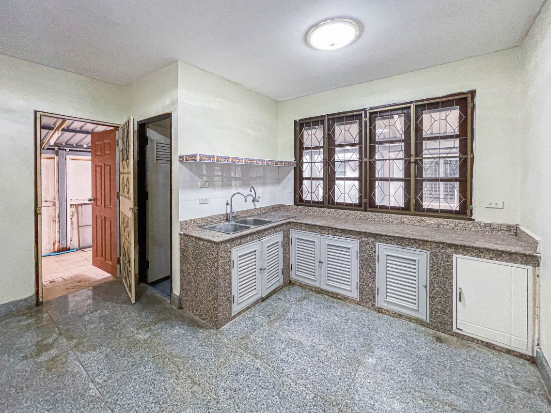 *****บ้านเดี่ยวมือสอง กรุงเทพ หมู่บ้าน บ้านภาณุ ปิ่นเกล้า-ตลิ่งชัน หลังมุม เนื้อที่กว้างขวางถึง 79.50  ตร.ว. ฟังก์ชัน 4 ห้องนอน 4 ห้องน้ำ ที่จอดรถ 2 คัน บ้านหลังใหญ่ ได้พื้นที่ใช้สอยกว้างขวาง ภายในสภาพสวยงาม การเดินทางสะดวกสบาย เชื่อมต่อถนนกาญจนาภิเษก, ถนนพุทธมณฑลสาย2 ใกล้ทางด่วน "ศรีรัช" จองเลยวันนี้!