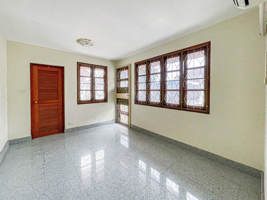 *****บ้านเดี่ยวมือสอง กรุงเทพ หมู่บ้าน บ้านภาณุ ปิ่นเกล้า-ตลิ่งชัน หลังมุม เนื้อที่กว้างขวางถึง 79.50  ตร.ว. ฟังก์ชัน 4 ห้องนอน 4 ห้องน้ำ ที่จอดรถ 2 คัน บ้านหลังใหญ่ ได้พื้นที่ใช้สอยกว้างขวาง ภายในสภาพสวยงาม การเดินทางสะดวกสบาย เชื่อมต่อถนนกาญจนาภิเษก, ถนนพุทธมณฑลสาย2 ใกล้ทางด่วน "ศรีรัช" จองเลยวันนี้!