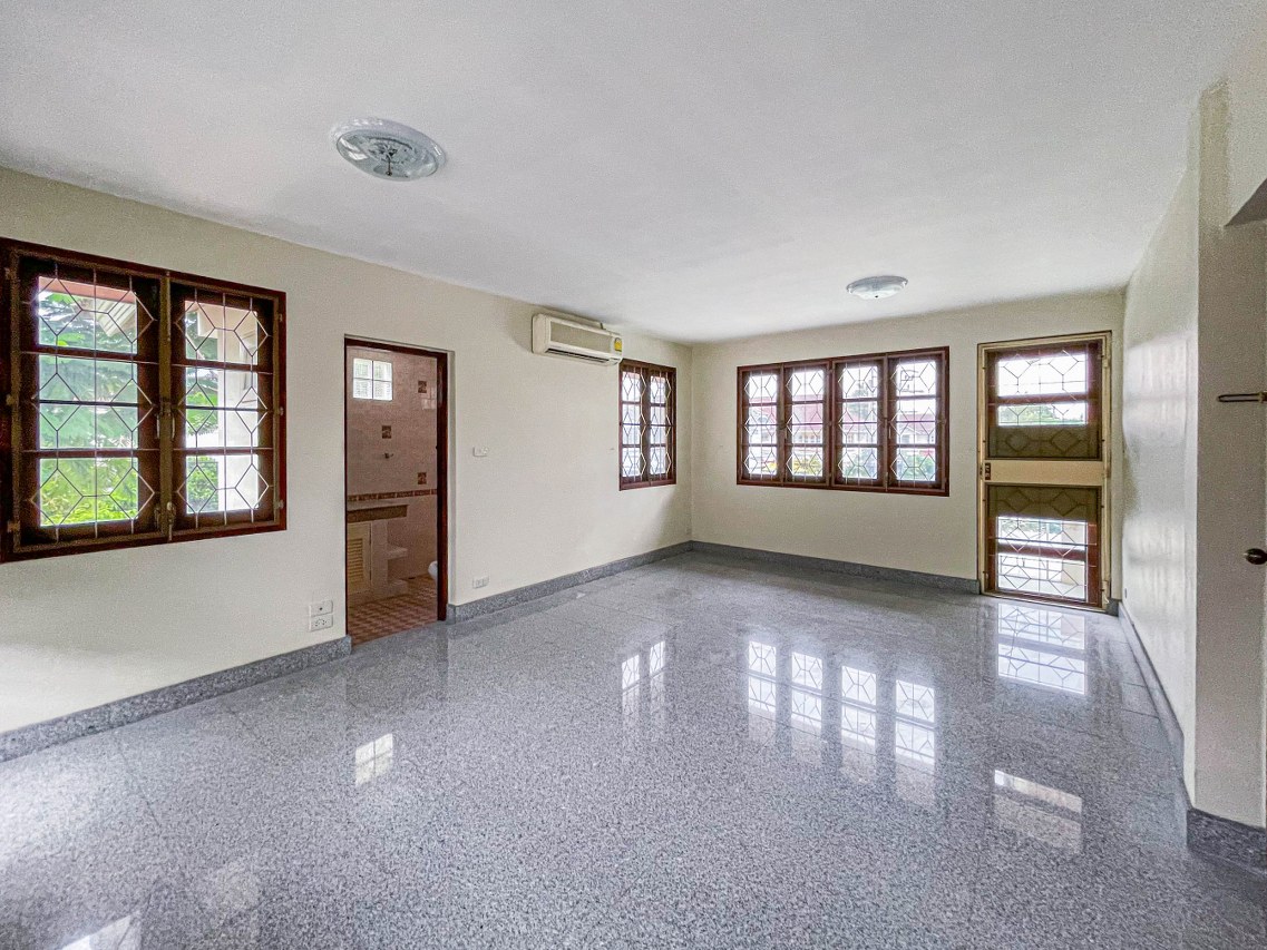 *****บ้านเดี่ยวมือสอง กรุงเทพ หมู่บ้าน บ้านภาณุ ปิ่นเกล้า-ตลิ่งชัน หลังมุม เนื้อที่กว้างขวางถึง 79.50  ตร.ว. ฟังก์ชัน 4 ห้องนอน 4 ห้องน้ำ ที่จอดรถ 2 คัน บ้านหลังใหญ่ ได้พื้นที่ใช้สอยกว้างขวาง ภายในสภาพสวยงาม การเดินทางสะดวกสบาย เชื่อมต่อถนนกาญจนาภิเษก, ถนนพุทธมณฑลสาย2 ใกล้ทางด่วน "ศรีรัช" จองเลยวันนี้!