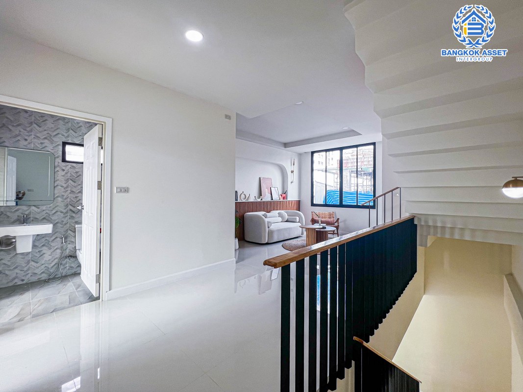 *****ทาวน์เฮ้าส์มือสองกรุงเทพมหานคร กับหมู่บ้าน ซอยแจ้งวัฒนะ6 จากผู้พัฒนาคุณภาพ Prompt เนื้อที่ 33.2 ตร.ว. หลังมุม! ตกแต่งสวยงาม พร้อมเฟอร์นิเจอร์! และฟังก์ชัน 3 ห้องนอน 3 ห้องน้ำ 2 ที่จอดรถ เดินทางสะดวก เชื่อมต่อถนนวิภาวดีรังสิต, ถนนแจ้งวัฒนะ ทำเลทองใกล้สนามบินดอนเมือง