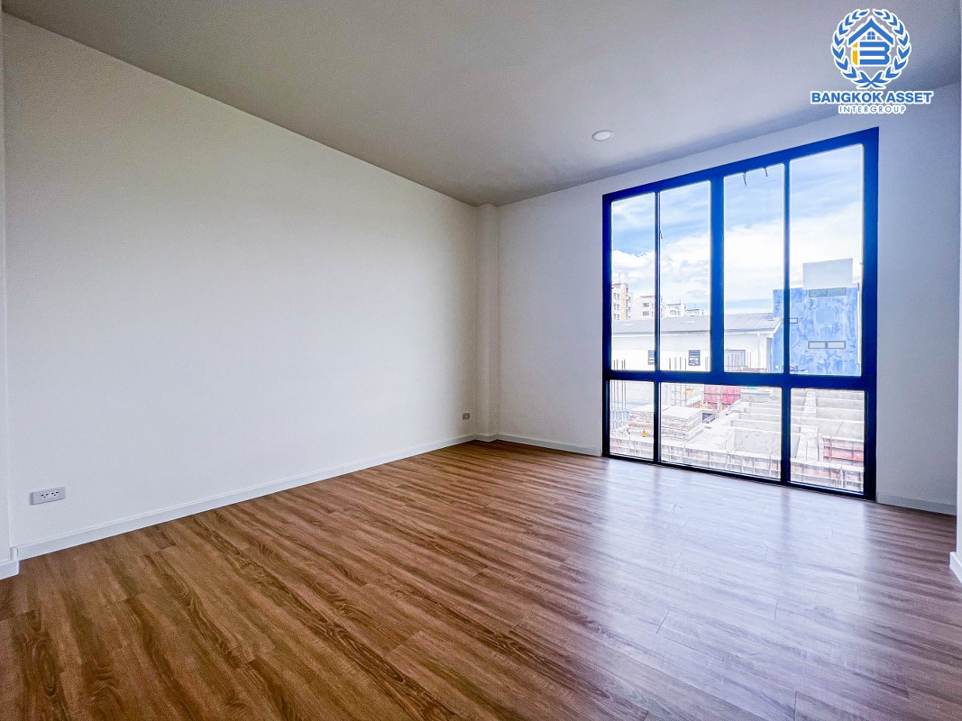 *****ทาวน์เฮ้าส์มือสองกรุงเทพมหานคร กับหมู่บ้าน ซอยแจ้งวัฒนะ6 จากผู้พัฒนาคุณภาพ Prompt เนื้อที่ 33.2 ตร.ว. หลังมุม! ตกแต่งสวยงาม พร้อมเฟอร์นิเจอร์! และฟังก์ชัน 3 ห้องนอน 3 ห้องน้ำ 2 ที่จอดรถ เดินทางสะดวก เชื่อมต่อถนนวิภาวดีรังสิต, ถนนแจ้งวัฒนะ ทำเลทองใกล้สนามบินดอนเมือง