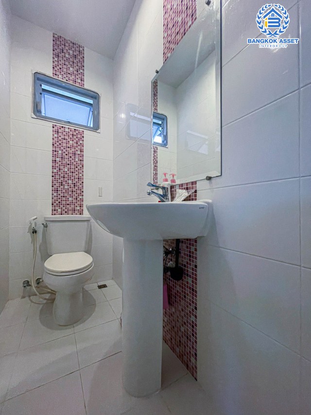 *****บ้านแฝดมือสองนนทบุรี โครงการ ชิชากร กาญจนาภิเษก เนื้อที่กว้างเกือบ 36 ตร.ว. ฟังก์ชัน 3 ห้องนอน 2 ห้องน้ำ 2 ที่จอดรถ บ้านพร้อมอยู่ บนทำเลติดถนนกาญจนาภิเษก เชื่อมต่อ ถนนรัตนาธิเบศร์, ถนนราชพฤกษ์ ใกล้รถไฟฟ้าสายสีม่วง "สถานีตลาดบางใหญ่" และทางด่วน