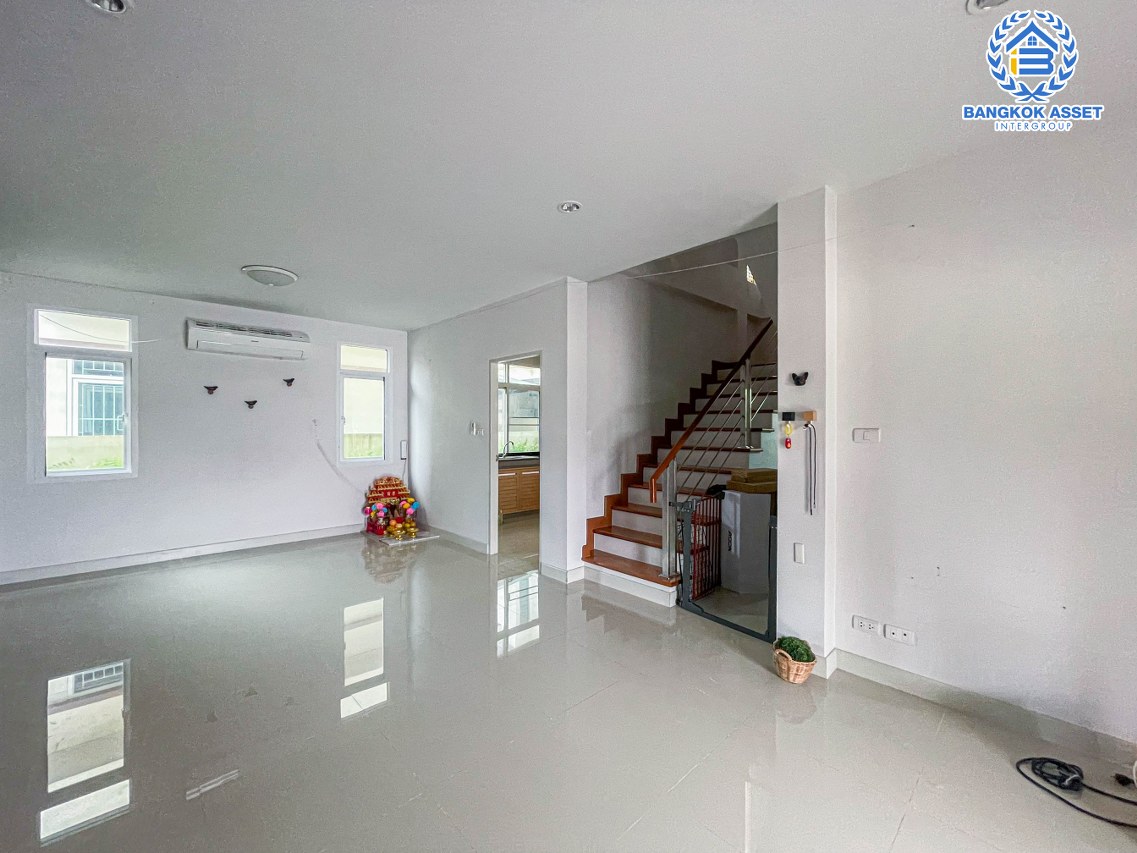 *****บ้านแฝดมือสองนนทบุรี โครงการ ชิชากร กาญจนาภิเษก เนื้อที่กว้างเกือบ 36 ตร.ว. ฟังก์ชัน 3 ห้องนอน 2 ห้องน้ำ 2 ที่จอดรถ บ้านพร้อมอยู่ บนทำเลติดถนนกาญจนาภิเษก เชื่อมต่อ ถนนรัตนาธิเบศร์, ถนนราชพฤกษ์ ใกล้รถไฟฟ้าสายสีม่วง "สถานีตลาดบางใหญ่" และทางด่วน