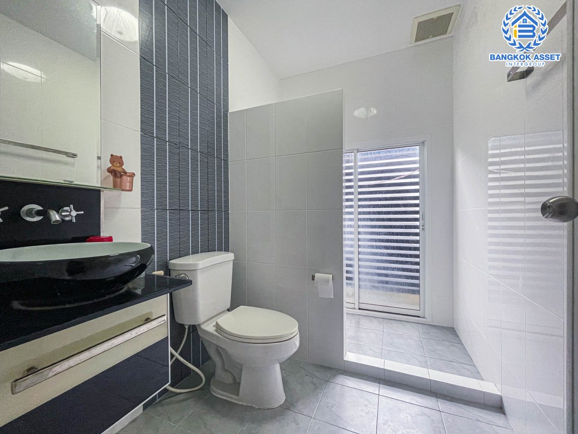 *****บ้านแฝดมือสองนนทบุรี โครงการ ชิชากร กาญจนาภิเษก เนื้อที่กว้างเกือบ 36 ตร.ว. ฟังก์ชัน 3 ห้องนอน 2 ห้องน้ำ 2 ที่จอดรถ บ้านพร้อมอยู่ บนทำเลติดถนนกาญจนาภิเษก เชื่อมต่อ ถนนรัตนาธิเบศร์, ถนนราชพฤกษ์ ใกล้รถไฟฟ้าสายสีม่วง "สถานีตลาดบางใหญ่" และทางด่วน