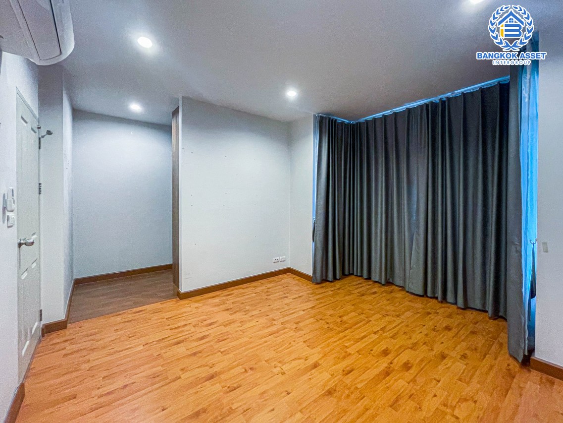 *****บ้านแฝดมือสองนนทบุรี โครงการ ชิชากร กาญจนาภิเษก เนื้อที่กว้างเกือบ 36 ตร.ว. ฟังก์ชัน 3 ห้องนอน 2 ห้องน้ำ 2 ที่จอดรถ บ้านพร้อมอยู่ บนทำเลติดถนนกาญจนาภิเษก เชื่อมต่อ ถนนรัตนาธิเบศร์, ถนนราชพฤกษ์ ใกล้รถไฟฟ้าสายสีม่วง "สถานีตลาดบางใหญ่" และทางด่วน