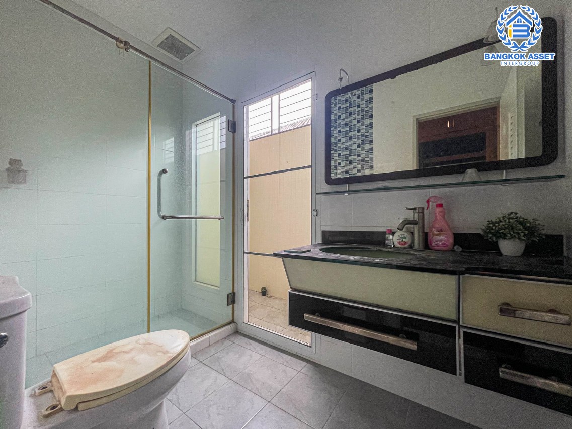 *****บ้านแฝดมือสองนนทบุรี โครงการ ชิชากร กาญจนาภิเษก เนื้อที่กว้างเกือบ 36 ตร.ว. ฟังก์ชัน 3 ห้องนอน 2 ห้องน้ำ 2 ที่จอดรถ บ้านพร้อมอยู่ บนทำเลติดถนนกาญจนาภิเษก เชื่อมต่อ ถนนรัตนาธิเบศร์, ถนนราชพฤกษ์ ใกล้รถไฟฟ้าสายสีม่วง "สถานีตลาดบางใหญ่" และทางด่วน