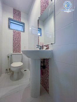 *****บ้านแฝดมือสองนนทบุรี โครงการ ชิชากร กาญจนาภิเษก เนื้อที่กว้างเกือบ 36 ตร.ว. ฟังก์ชัน 3 ห้องนอน 2 ห้องน้ำ 2 ที่จอดรถ บ้านพร้อมอยู่ บนทำเลติดถนนกาญจนาภิเษก เชื่อมต่อ ถนนรัตนาธิเบศร์, ถนนราชพฤกษ์ ใกล้รถไฟฟ้าสายสีม่วง "สถานีตลาดบางใหญ่" และทางด่วน