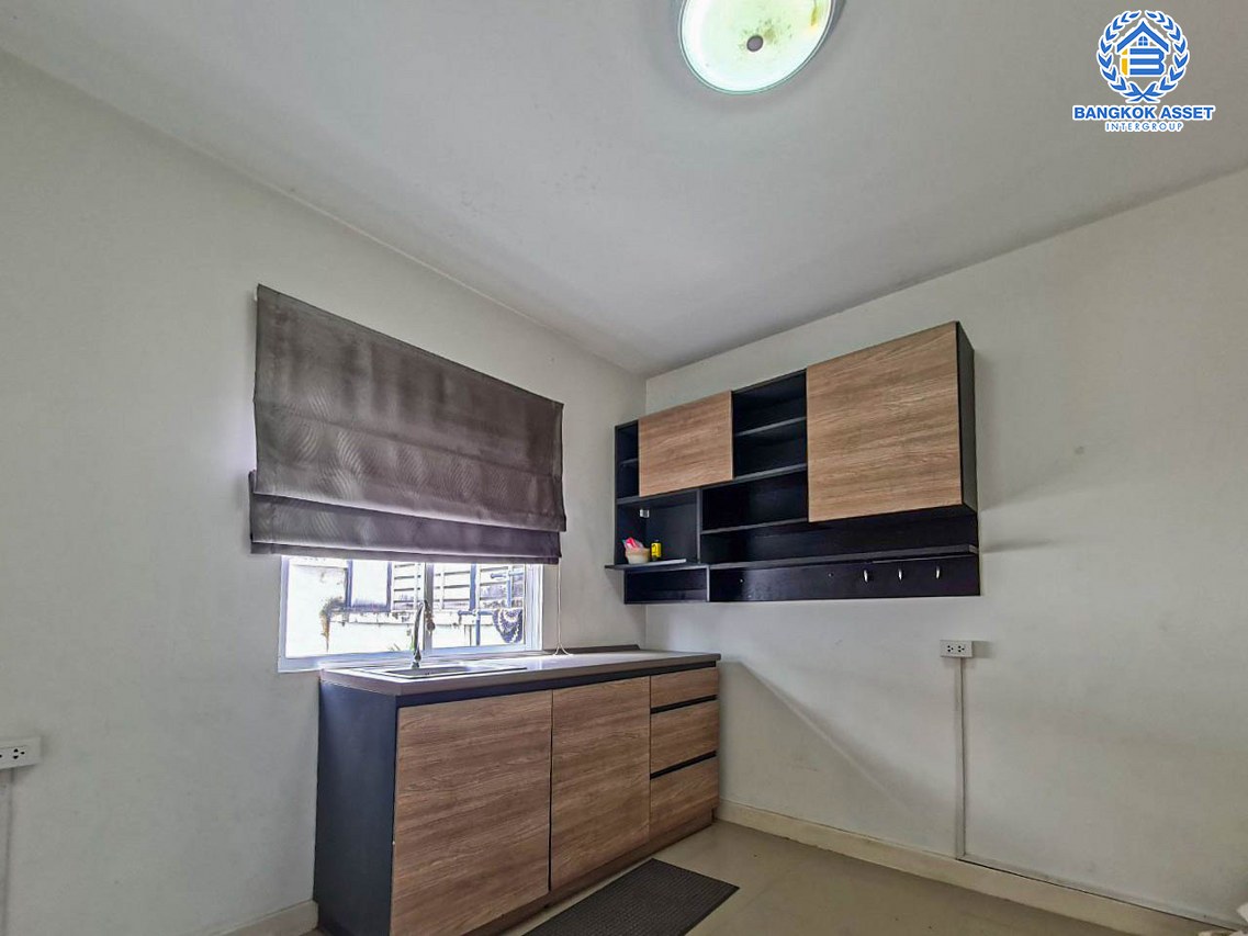 *****ทาวน์เฮ้าส์มือสองนนทบุรี โครงการ ไลโอ รัตนาธิเบศร์-เวสต์เกต #หลังมุม เนื้อที่กว้างขวางถึง 37.1 ตร.ว. ฟังก์ชัน 3 ห้องนอน 2 ห้องน้ำ 2 ที่จอดรถ สภาพดีแม้จะผ่านการอยู่อาศัยมา บนทำเลเยี่ยม เพียง 10 นาทีก็ถึงรถไฟฟ้าสายสีม่วง "สถานีสามแยกบางใหญ่" ใกล้เซ็นทรัลเวสต์เกต