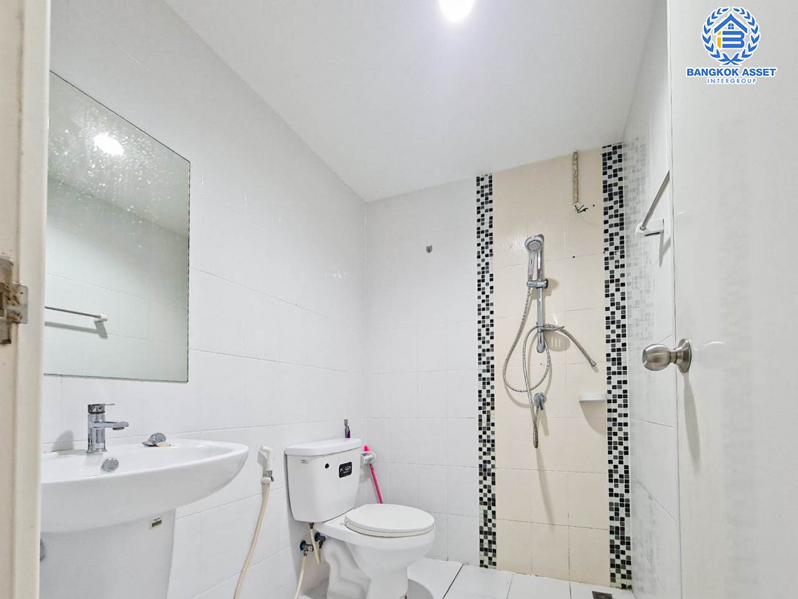 *****ทาวน์เฮ้าส์มือสองนนทบุรี โครงการ ไลโอ รัตนาธิเบศร์-เวสต์เกต #หลังมุม เนื้อที่กว้างขวางถึง 37.1 ตร.ว. ฟังก์ชัน 3 ห้องนอน 2 ห้องน้ำ 2 ที่จอดรถ สภาพดีแม้จะผ่านการอยู่อาศัยมา บนทำเลเยี่ยม เพียง 10 นาทีก็ถึงรถไฟฟ้าสายสีม่วง "สถานีสามแยกบางใหญ่" ใกล้เซ็นทรัลเวสต์เกต