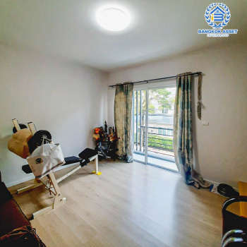 *****ทาวน์เฮ้าส์มือสอง โครงการ บ้านกลางเมือง สุขุมวิท77 เนื้อที่ 20 ตร.ว. ฟังก์ชัน 3 ห้องนอน 3 ห้องน้ำ 2 ที่จอดรถ เรียบหรูสไตล์ Minimal มีความเป็นส่วนตัว ทำเลดี เชื่อมต่อถนนรามคำแหง, ถนนสุขุมวิท77, ถนนพัฒนาการ ใกล้รถไฟฟ้าสายสีเขียว "สถานีอ่อนนุช" และจุดขึ้นทางด่วน "รามอินทรา-อาจณรงค์"