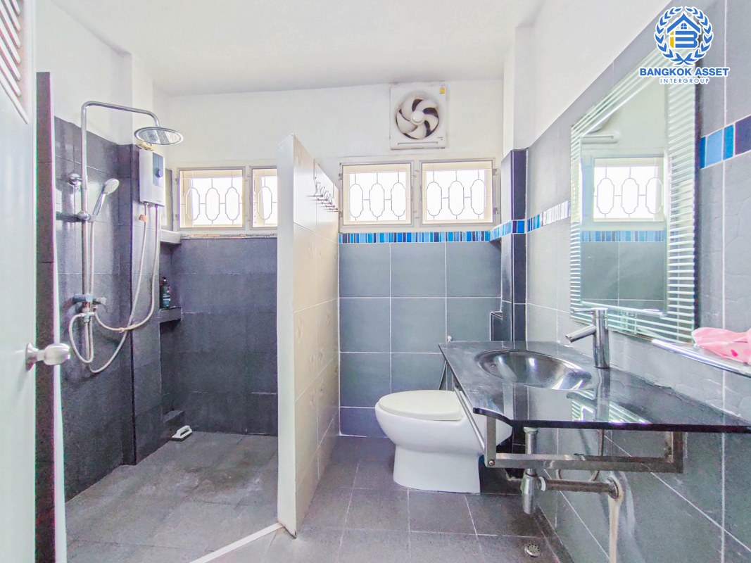 *****บ้านเดี่ยวมือสองกรุงเทพมหานคร หมู่บ้านเพิ่มทรัพย์ บางแค16 เนื้อที่ 55 ตร.ว. สวยงาม พร้อมอยู่ ฟังก์ชัน 3 ห้องนอน 2 ห้องน้ำ 2 ที่จอดรถ แถมฟรี! ปั๊มน้ำและแทงค์น้ำ ทำเลดี เดินทางสะดวก เชื่อมต่อถนนกัลปพฤกษ์, ถนนกาญจนาภิเษก, ถนนเอกชัย ใกล้ตลาดอินดี้ กัลปพฤกษ์และห้างสรรพสินค้า "เดอะมอลบางแค"