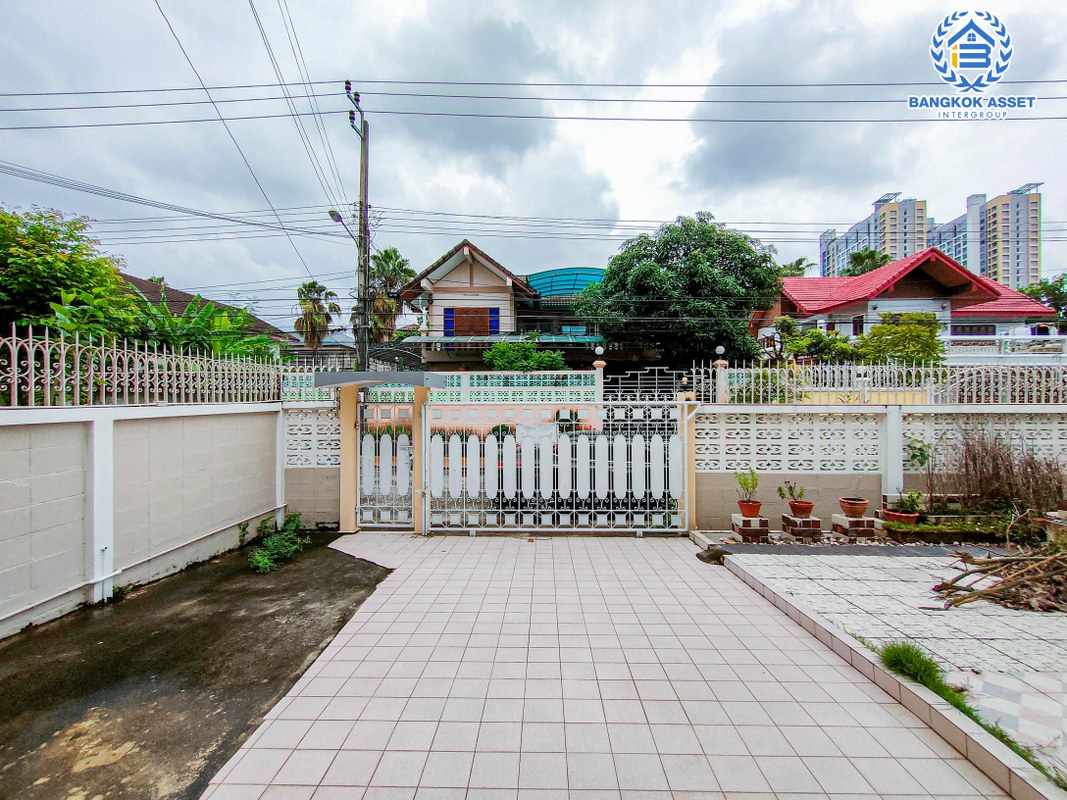 *****บ้านเดี่ยวมือสองกรุงเทพมหานคร หมู่บ้านเพิ่มทรัพย์ บางแค16 เนื้อที่ 55 ตร.ว. สวยงาม พร้อมอยู่ ฟังก์ชัน 3 ห้องนอน 2 ห้องน้ำ 2 ที่จอดรถ แถมฟรี! ปั๊มน้ำและแทงค์น้ำ ทำเลดี เดินทางสะดวก เชื่อมต่อถนนกัลปพฤกษ์, ถนนกาญจนาภิเษก, ถนนเอกชัย ใกล้ตลาดอินดี้ กัลปพฤกษ์และห้างสรรพสินค้า "เดอะมอลบางแค"