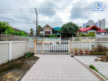 *****บ้านเดี่ยวมือสองกรุงเทพมหานคร หมู่บ้านเพิ่มทรัพย์ บางแค16 เนื้อที่ 55 ตร.ว. สวยงาม พร้อมอยู่ ฟังก์ชัน 3 ห้องนอน 2 ห้องน้ำ 2 ที่จอดรถ แถมฟรี! ปั๊มน้ำและแทงค์น้ำ ทำเลดี เดินทางสะดวก เชื่อมต่อถนนกัลปพฤกษ์, ถนนกาญจนาภิเษก, ถนนเอกชัย ใกล้ตลาดอินดี้ กัลปพฤกษ์และห้างสรรพสินค้า "เดอะมอลบางแค"