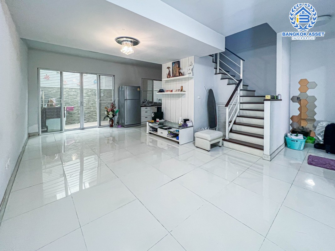 *****ทาวน์เฮ้าส์มือสองกรุงเทพมหานคร โครงการ เดอะคอนเนค เกษตร-นวมินทร์ เนื้อที่ 22.3 ตร.ว โดดเด่น สไตล์โมเดิร์น กับฟังก์ชัน 3 ห้องนอน 2 ห้องน้ำ 3 ที่จอดรถ ฟรี! 2 เครื่องปรับอากาศ, ปั้มน้ำ, แทงค์น้ำ พร้อมเฟอร์นิเจอร์ ทำเลเดินทางสะดวก เชื่อมต่อถนนประเสริฐมนูกิจ, ถนนนวมินทร์ ใกล้ทางด่วน "ฉลองรัช"