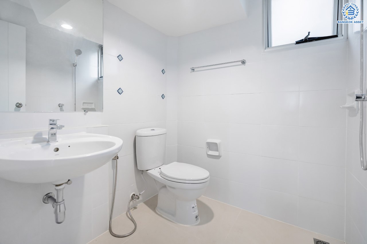 บ้านเดี่ยวมือสอง นนทบุรี ม.ชัยพฤกษ์ บางใหญ่ เฟส1 หลลังมุม คุณภาพจากแบรนด์ L&H เนื้อที่กว้างกว่า 71.20 ตร.ว. ฟังก์ชัน 3 ห้องนอน 3 ห้องน้ำ 2 ที่จอดรถ ภายในตกแต่งแบบโมเดิร์น สภาพสวย ฟรี! แอร์ 5 เครื่อง ตั้งบนทำเลเดินทางสะดวก ใกล้รถไฟฟ้าสายสีม่วง "สถานีคลองบางไผ่" และจุดขึ้นทางด่วน "ศรีรัช"