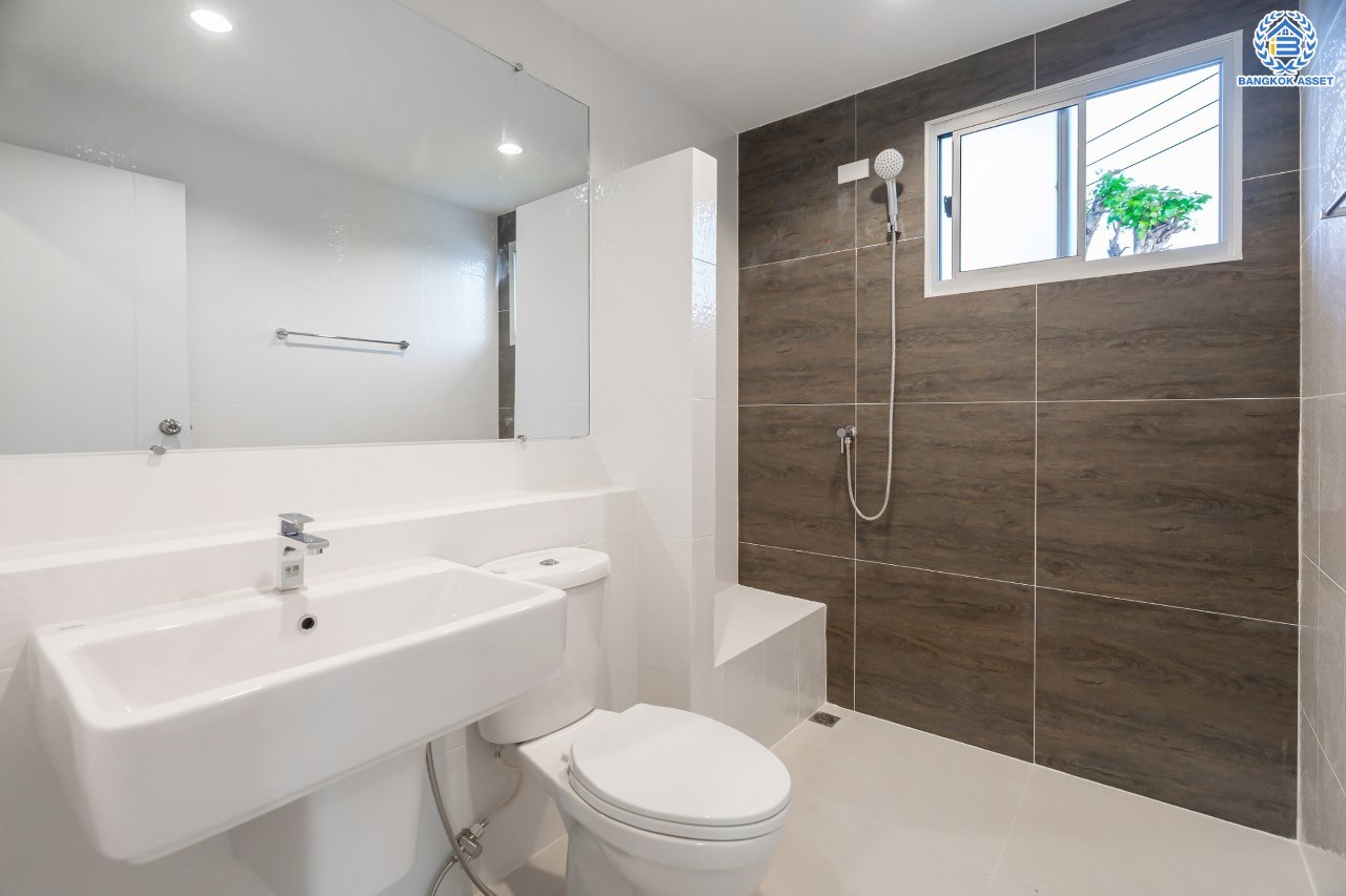 บ้านเดี่ยวมือสอง นนทบุรี ม.ชัยพฤกษ์ บางใหญ่ เฟส1 หลลังมุม คุณภาพจากแบรนด์ L&H เนื้อที่กว้างกว่า 71.20 ตร.ว. ฟังก์ชัน 3 ห้องนอน 3 ห้องน้ำ 2 ที่จอดรถ ภายในตกแต่งแบบโมเดิร์น สภาพสวย ฟรี! แอร์ 5 เครื่อง ตั้งบนทำเลเดินทางสะดวก ใกล้รถไฟฟ้าสายสีม่วง "สถานีคลองบางไผ่" และจุดขึ้นทางด่วน "ศรีรัช"