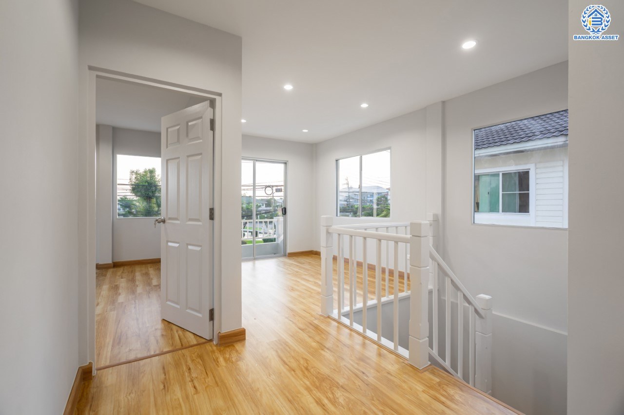 บ้านเดี่ยวมือสอง นนทบุรี ม.ชัยพฤกษ์ บางใหญ่ เฟส1 หลลังมุม คุณภาพจากแบรนด์ L&H เนื้อที่กว้างกว่า 71.20 ตร.ว. ฟังก์ชัน 3 ห้องนอน 3 ห้องน้ำ 2 ที่จอดรถ ภายในตกแต่งแบบโมเดิร์น สภาพสวย ฟรี! แอร์ 5 เครื่อง ตั้งบนทำเลเดินทางสะดวก ใกล้รถไฟฟ้าสายสีม่วง "สถานีคลองบางไผ่" และจุดขึ้นทางด่วน "ศรีรัช"