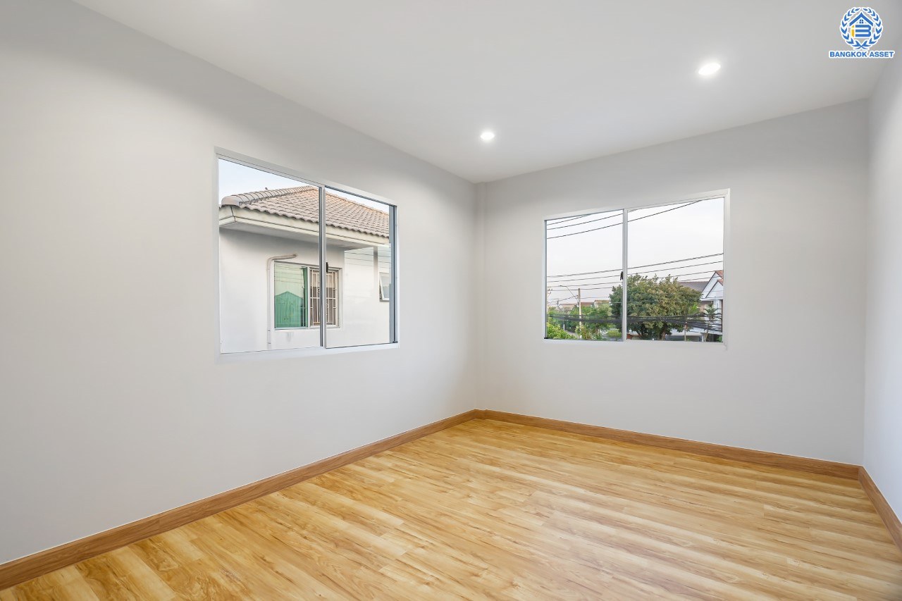 บ้านเดี่ยวมือสอง นนทบุรี ม.ชัยพฤกษ์ บางใหญ่ เฟส1 หลลังมุม คุณภาพจากแบรนด์ L&H เนื้อที่กว้างกว่า 71.20 ตร.ว. ฟังก์ชัน 3 ห้องนอน 3 ห้องน้ำ 2 ที่จอดรถ ภายในตกแต่งแบบโมเดิร์น สภาพสวย ฟรี! แอร์ 5 เครื่อง ตั้งบนทำเลเดินทางสะดวก ใกล้รถไฟฟ้าสายสีม่วง "สถานีคลองบางไผ่" และจุดขึ้นทางด่วน "ศรีรัช"