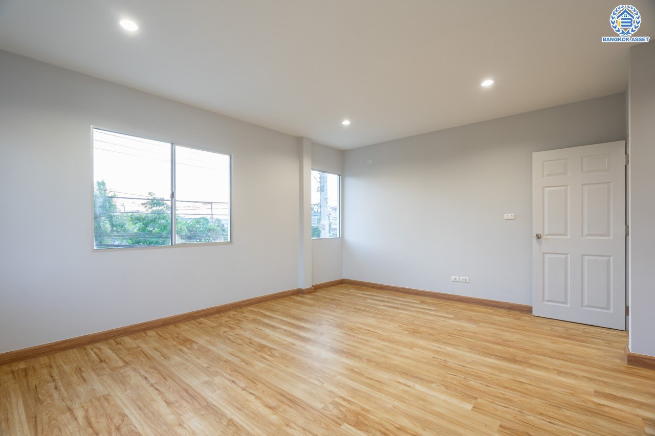 บ้านเดี่ยวมือสอง นนทบุรี ม.ชัยพฤกษ์ บางใหญ่ เฟส1 หลลังมุม คุณภาพจากแบรนด์ L&H เนื้อที่กว้างกว่า 71.20 ตร.ว. ฟังก์ชัน 3 ห้องนอน 3 ห้องน้ำ 2 ที่จอดรถ ภายในตกแต่งแบบโมเดิร์น สภาพสวย ฟรี! แอร์ 5 เครื่อง ตั้งบนทำเลเดินทางสะดวก ใกล้รถไฟฟ้าสายสีม่วง "สถานีคลองบางไผ่" และจุดขึ้นทางด่วน "ศรีรัช"